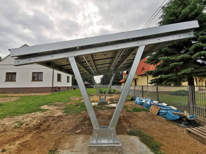 Installation de panneaux solaires sur une ombriere de parking pour des professionnels du camping dans le Var