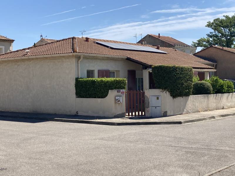 Installation de panneaux solaires photovoltaïques sur toiture de maison individuelle avec revente près d'Avignon