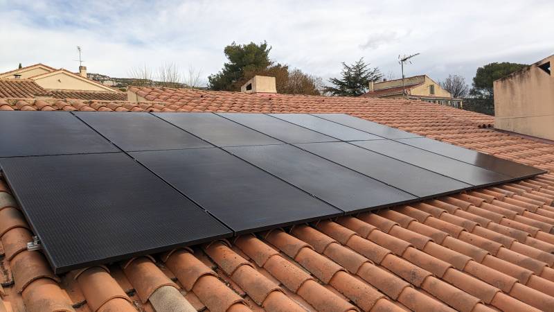 Installation solaire photovoltaïque avec batterie de stockage à Éguilles