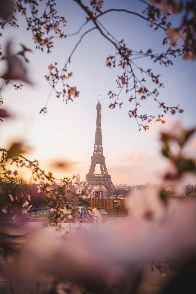 La Tour Eiffel à l'horizon au coucher du soleil